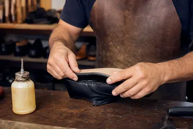 Reforma de sapatos sociais em uma oficina de sapateiro.
